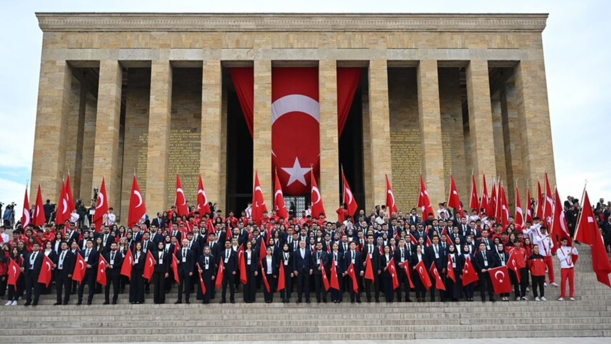 19 Mayıs tüm yurtta coşkuyla kutlanıyor: 81 ilden gençler Anıtkabir’de