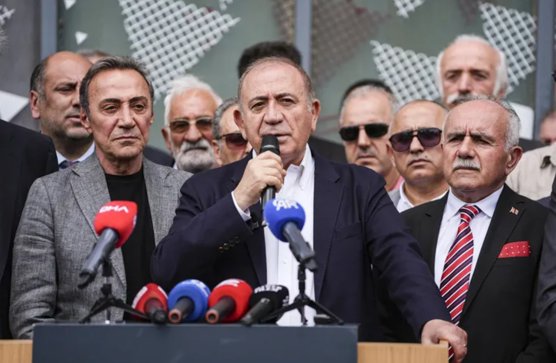 CHP’nin bayramlaşma töreninde gerilim zirvede: İmamoğlu ve Özel’e eleştiri yağdı!