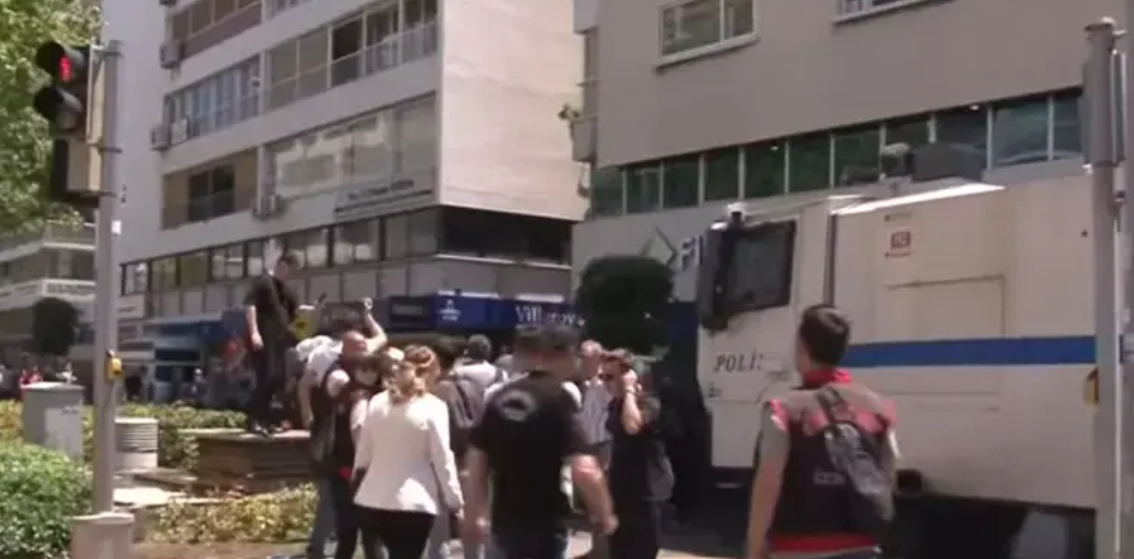 Özgür Özel’den izinsiz miting! Polis müdahale etti