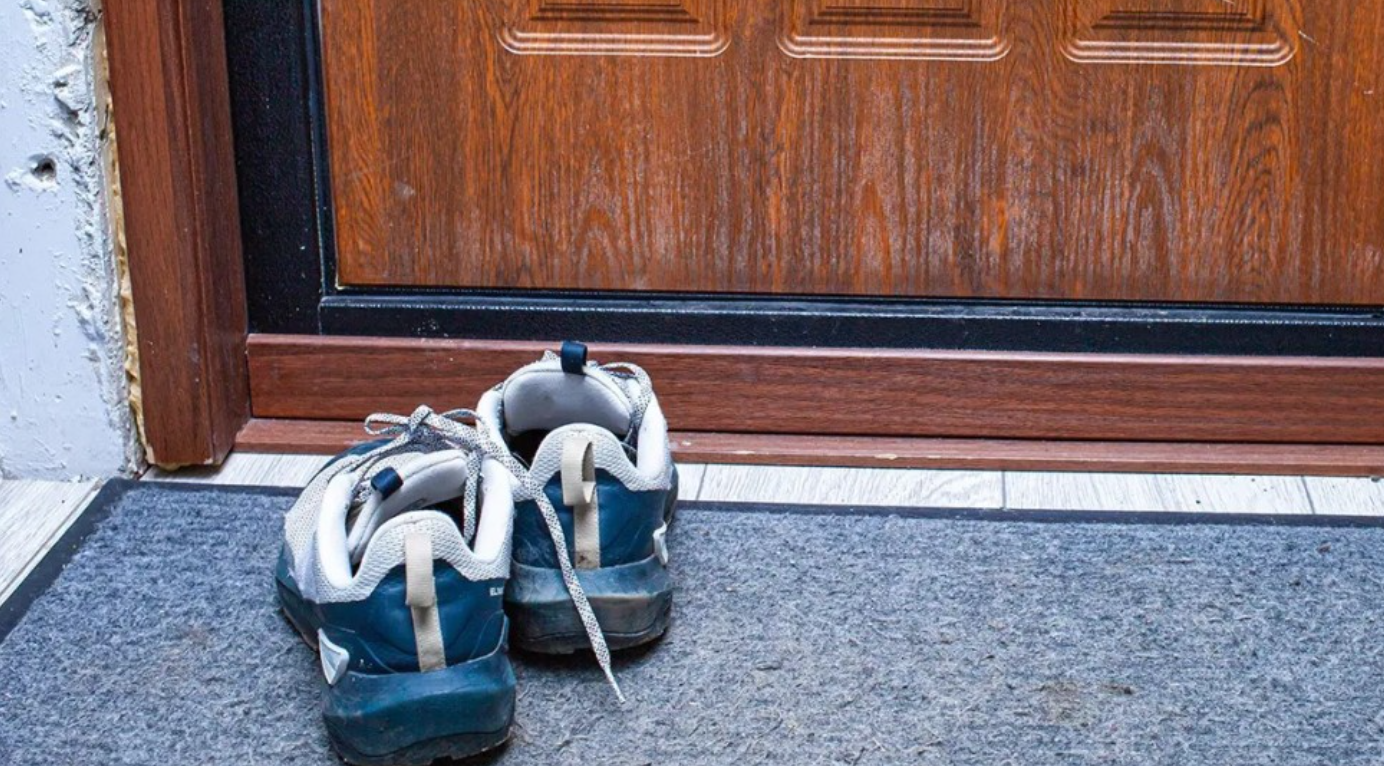 Apartmanlarda yeni dönem: Kapı önüne ayakkabı bırakanlar yandı!