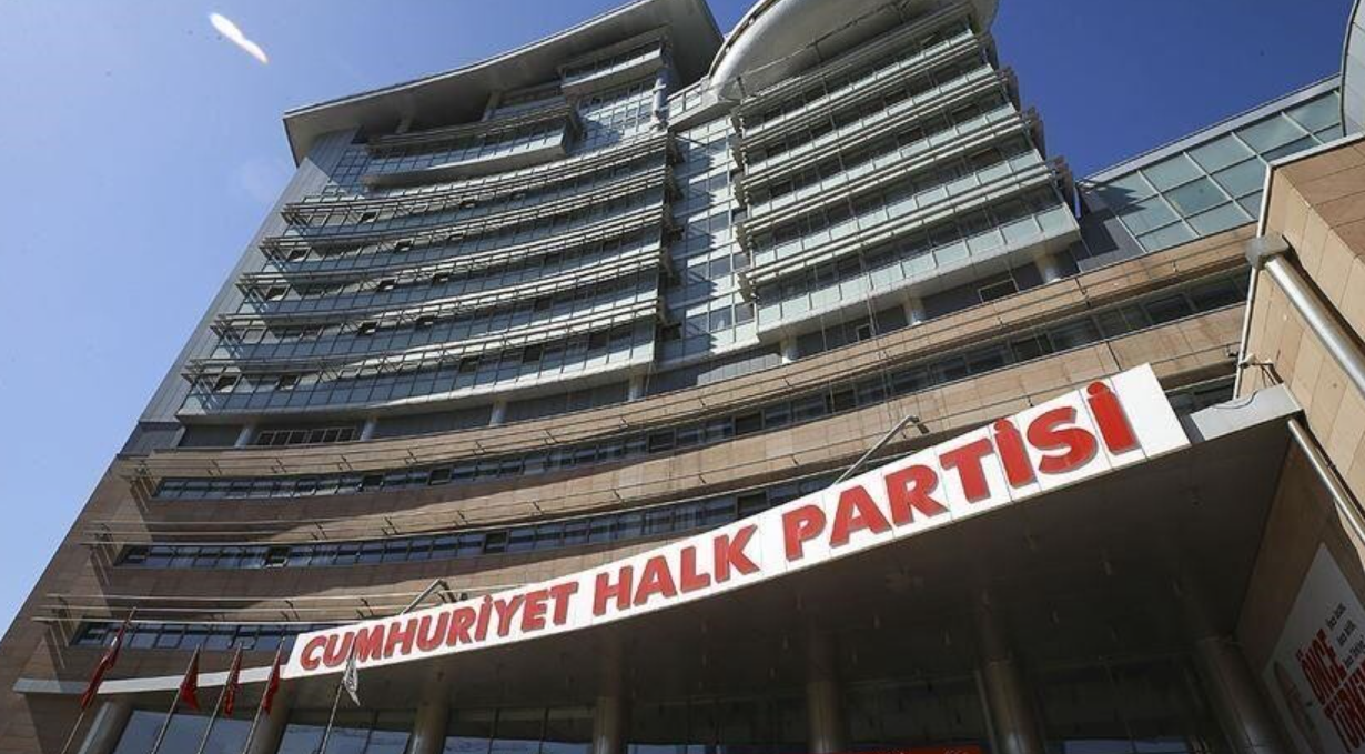 CHP’de yönetim krizi büyüyor: O isimler internet sitesinden tek tek kaldırıldı!