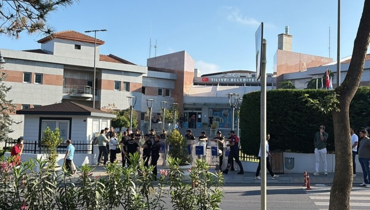 Silivri Belediyesi’ne operasyon: 17 şüpheli gözaltına alındı